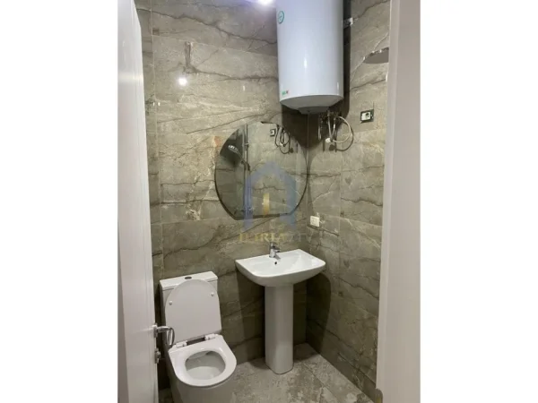 Tirane, jap me qera zyre Kati 3, 120 m² 550 € (Komuna e Parisit)