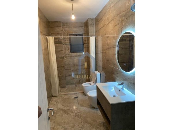 Tirane, jap me qera zyre Kati 3, 120 m² 650 € (Komuna e Parisit)