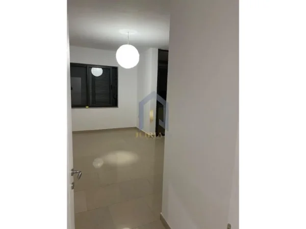 Tirane, jap me qera zyre Kati 3, 120 m² 550 € (Komuna e Parisit)