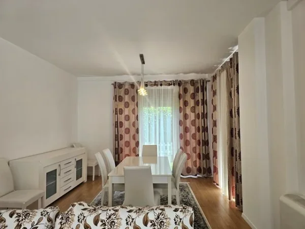 Tirane, jepet me qera Vile Kati 1, 350 m² 2.500 € (Teg)