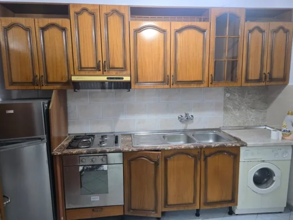 Tirane, jepet me qera apartament 1+1 Kati 1, 50 m² 300 € (Jordan Misja)