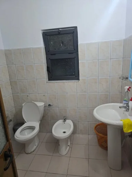 Tirane, jepet me qera apartament 1+1 Kati 1, 50 m² 300 € (Jordan Misja)