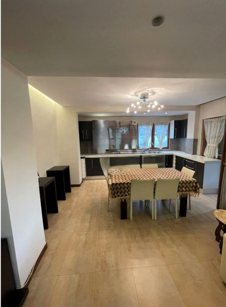 Tirane, jepet me qera apartament 3+1 Kati 4, 135 m² 900 € (Qender)