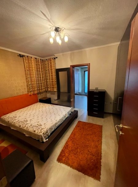 Tirane, jepet me qera apartament 3+1 Kati 4, 135 m² 900 € (Qender)