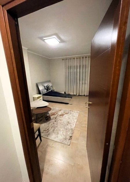 Tirane, jepet me qera apartament 3+1 Kati 4, 135 m² 900 € (Qender)