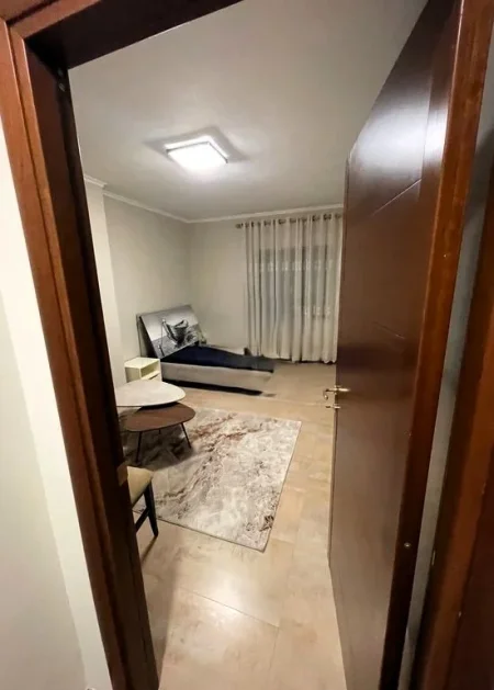 Tirane, jepet me qera apartament 3+1 Kati 4, 135 m² 900 € (Qender)