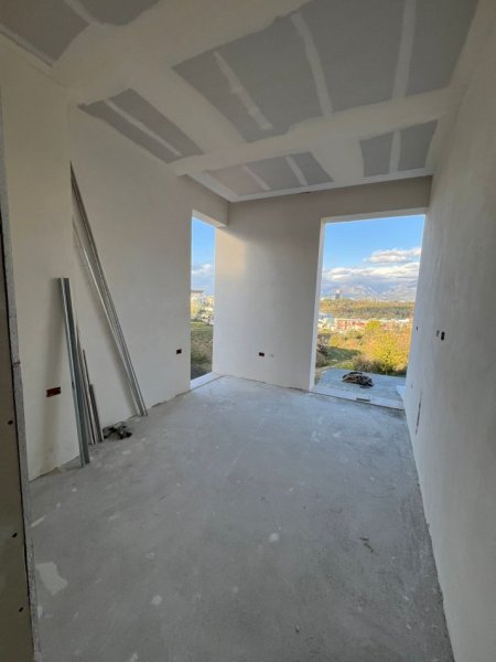 Tirane, jepet me qera Vile 3 Katshe , 300 m² 300 € (ZONA E LIQENIT)