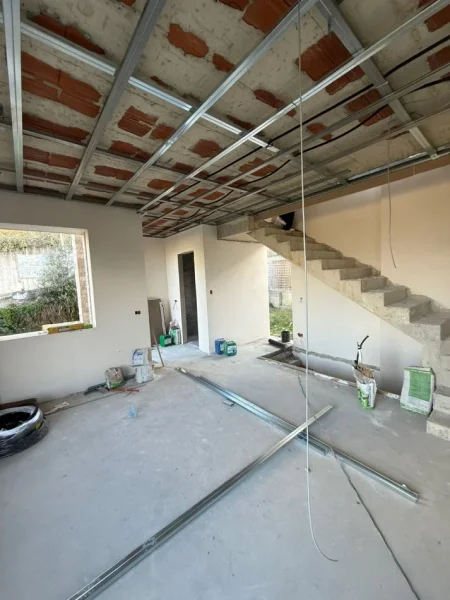 Tirane, jepet me qera Vile 3 Katshe , 300 m² 300 € (ZONA E LIQENIT)