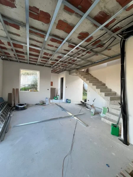 Tirane, jepet me qera Vile 3 Katshe , 300 m² 300 € (ZONA E LIQENIT)