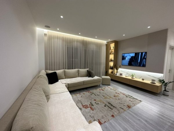 Tirane, jepet me qera apartament 2+1+Ballkon Kati 3, 95 m² 850 € (Rruga Dibres)