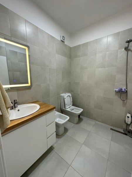 Tirane, jepet me qera apartament 2+1+Ballkon Kati 3, 95 m² 850 € (Rruga Dibres)
