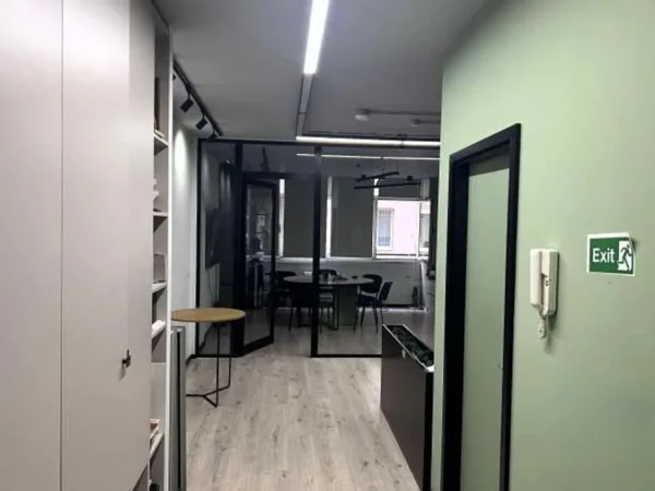 Tirane, jepet me qera zyre Kati 1, 118 m² 2.000 € (Blloku)