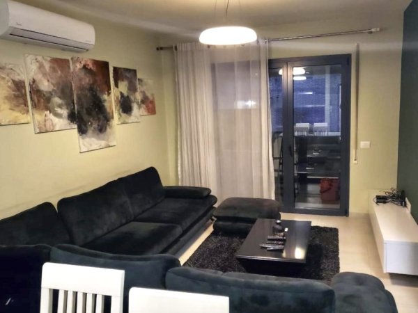Tirane, jepet me qera apartament 2+1 , 110 m² 900 € (Stadiumi dinamo)