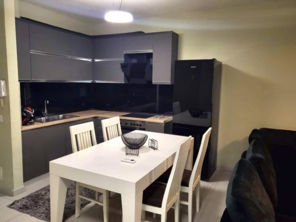 Tirane, jepet me qera apartament 2+1 , 110 m² 900 € (Stadiumi dinamo)