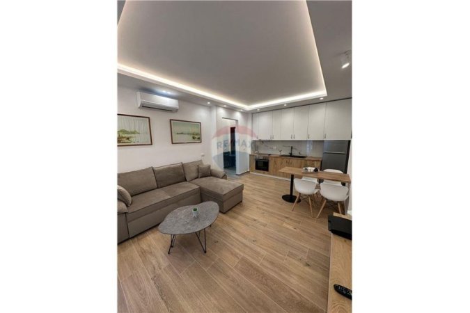 Vlore - Lungomare, jepet me qera apartament 1+1 , 74 m² (Rruga Reshat Osmani –pranë hotel Primavera)