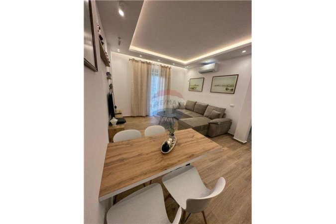 Vlore - Lungomare, jepet me qera apartament 1+1 , 74 m² (Rruga Reshat Osmani –pranë hotel Primavera)