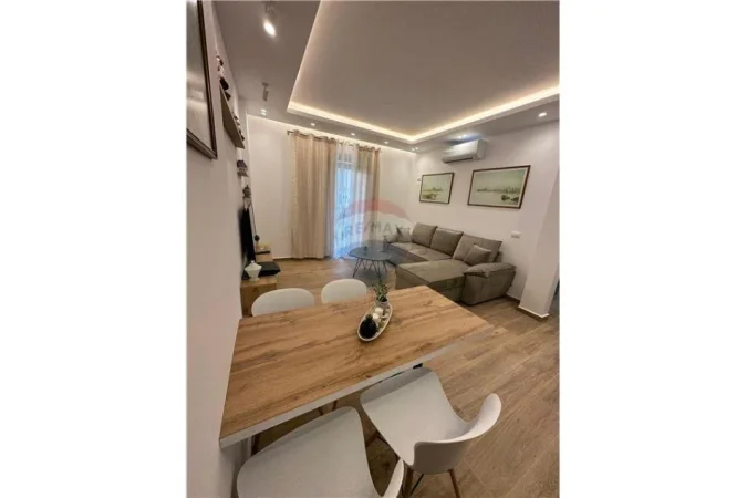Vlore - Lungomare, jepet me qera apartament 1+1 , 74 m² (Rruga Reshat Osmani –pranë hotel Primavera)