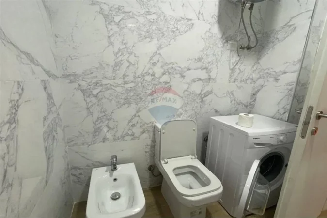 Vlore - Lungomare, jepet me qera apartament 1+1 , 74 m² (Rruga Reshat Osmani –pranë hotel Primavera)