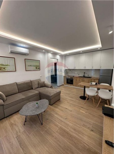 Vlore - Lungomare, jepet me qera apartament 1+1 , 74 m² (Rruga Reshat Osmani –pranë hotel Primavera)