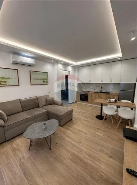 Vlore - Lungomare, jepet me qera apartament 1+1 , 74 m² (Rruga Reshat Osmani –pranë hotel Primavera)
