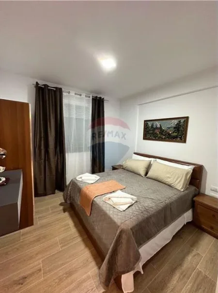 Vlore - Lungomare, jepet me qera apartament 1+1 , 74 m² (Rruga Reshat Osmani –pranë hotel Primavera)