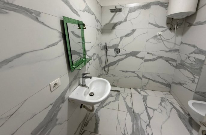 Tirane, jepet me qera apartament 1+1+Ballkon Kati 5, 60 m² 450 € (Rruga e Dibres)