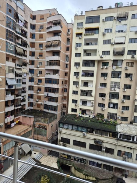 Tirane, jepet me qera apartament 1+1+Ballkon Kati 4, 72 m² 600 € (Rruga Reshit Petrela)