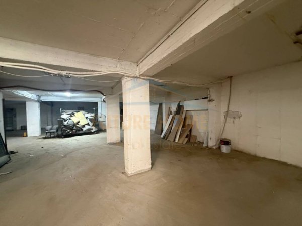 Tirane, jepet me qera magazine Kati -1, 160 m² 700 € (Rruga Besa)