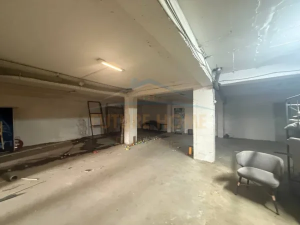 Tirane, jepet me qera magazine Kati -1, 160 m² 700 € (Rruga Besa)