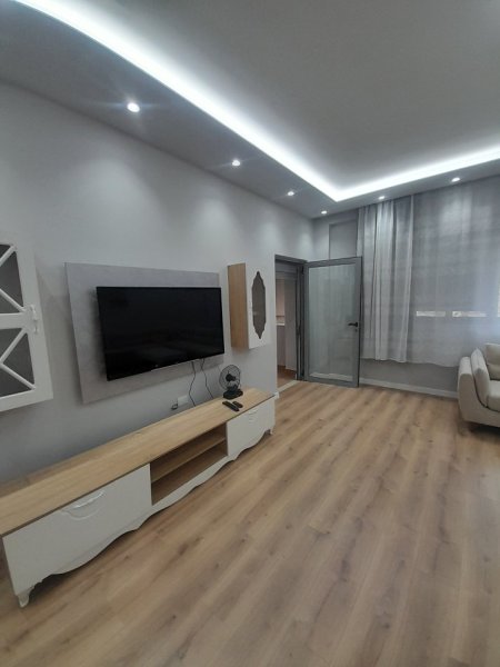 Tirane, jepet me qera apartament 1+1+Ballkon Kati 4, 76m² 550 € (Pranë Bar Artistit, Astir, Tiranë.)