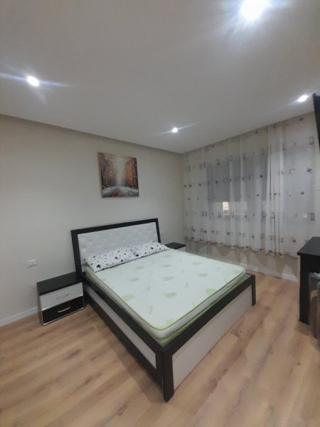 Tirane, jepet me qera apartament 1+1+Ballkon Kati 4, 76m² 550 € (Pranë Bar Artistit, Astir, Tiranë.)