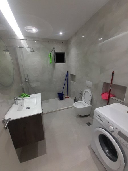 Tirane, jepet me qera apartament 1+1+Ballkon Kati 4, 76m² 550 € (Pranë Bar Artistit, Astir, Tiranë.)