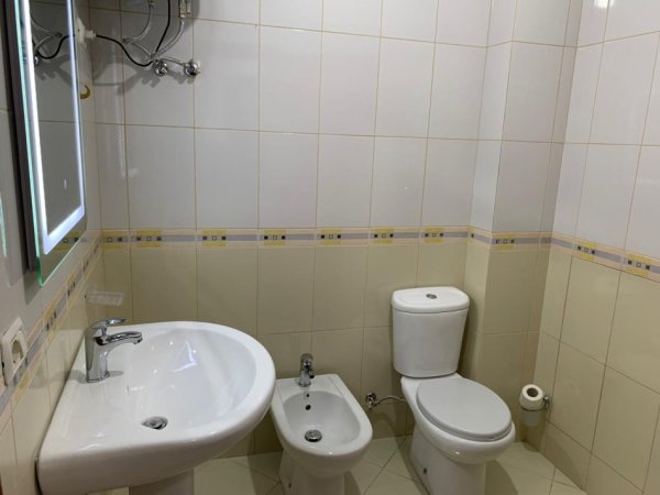 Tirane, jepet me qera apartament 2+1 Kati 5, 80 m² 400 € (Fresk)