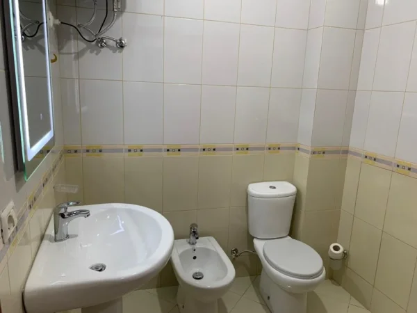 Tirane, jepet me qera apartament 2+1 Kati 5, 80 m² 400 € (Fresk)