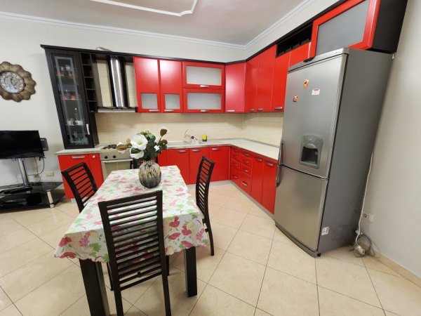 Tirane, jepet me qera apartament 1+1+Ballkon Kati 3, 65 m² 500 € (Rruga Peti)
