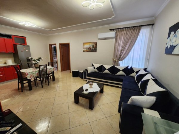 Tirane, jepet me qera apartament 1+1+Ballkon Kati 3, 65 m² 500 € (Rruga Peti)