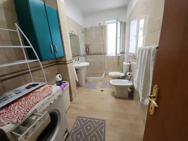 Tirane, jepet me qera apartament 1+1+Ballkon Kati 3, 65 m² 500 € (Rruga Peti)