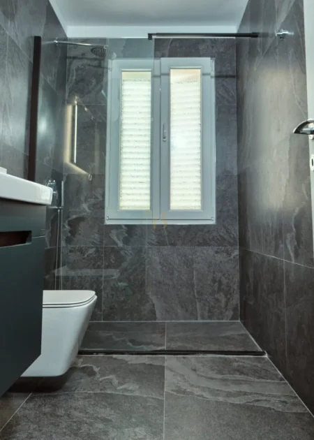 Tirane, jepet me qera apartament 1+1+Ballkon Kati 5, 44 m² 800 € (Blloku)