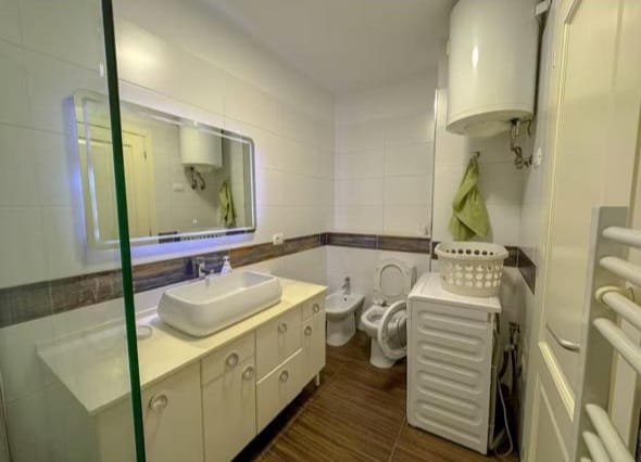 Tirane, jepet me qera apartament 2+1+Ballkon Kati 6, 110 m² 850 € 