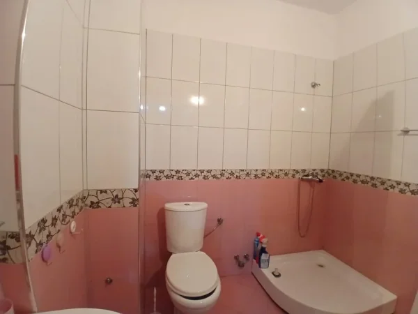 Tirane, jepet me qera apartament 2+1+Ballkon Kati 1, 90 m² 580 € 