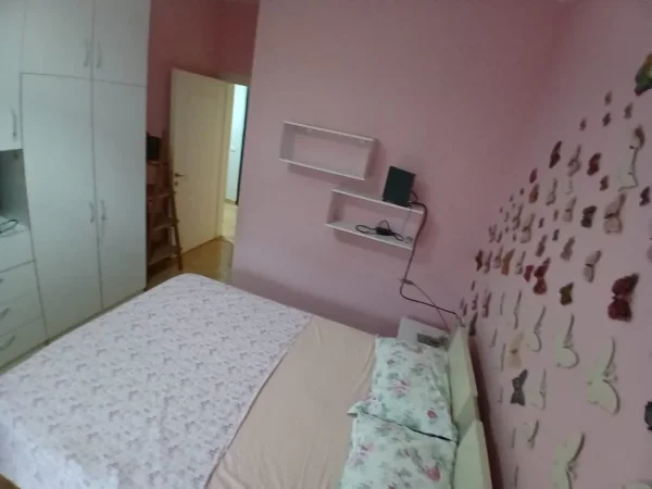 Tirane, jepet me qera apartament 2+1+Ballkon Kati 1, 90 m² 580 € 