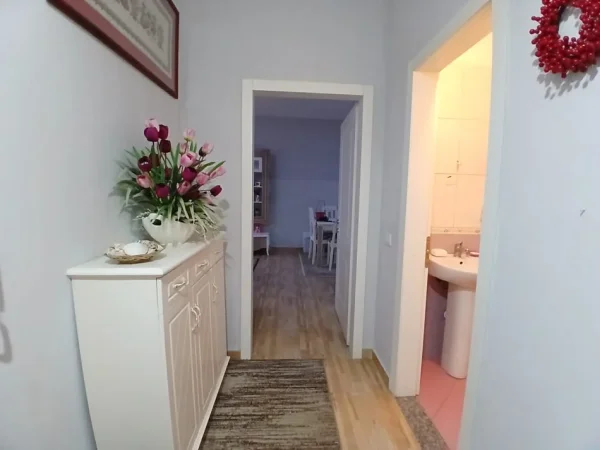 Tirane, jepet me qera apartament 2+1+Ballkon Kati 1, 90 m² 580 € 