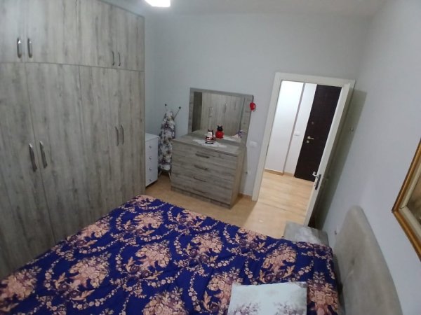 Tirane, jepet me qera apartament 2+1+Ballkon Kati 1, 90 m² 580 € 