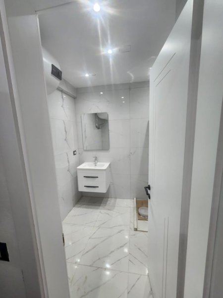 Tirane, jepet me qera apartament 1+1+Ballkon Kati 8, 70 m² 750 € 