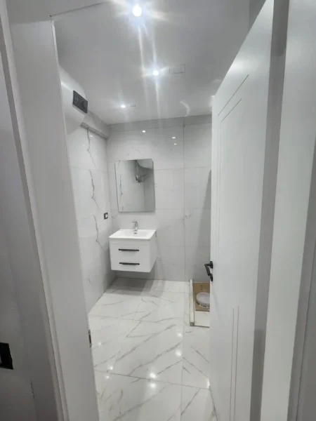 Tirane, jepet me qera apartament 1+1+Ballkon Kati 8, 70 m² 750 € 