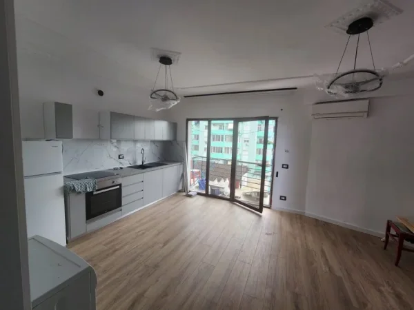 Tirane, jepet me qera apartament 1+1+Ballkon Kati 8, 70 m² 750 € 