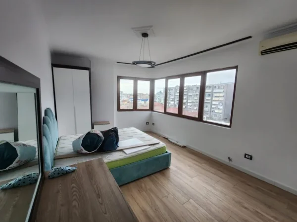 Tirane, jepet me qera apartament 1+1+Ballkon Kati 8, 70 m² 750 € 