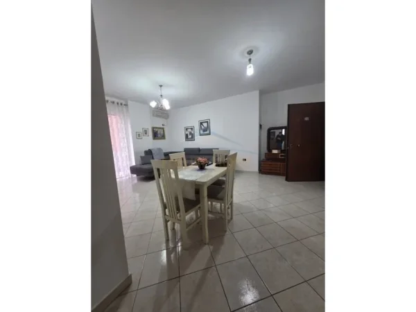 Tirane, jepet me qera apartament 2+1+Ballkon Kati 4, 92 m² 520 € 