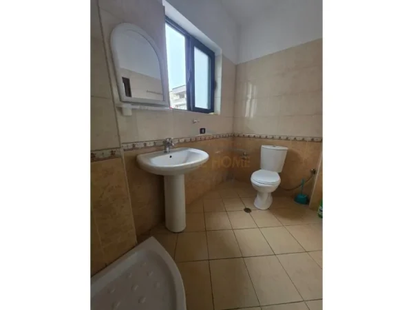 Tirane, jepet me qera apartament 2+1+Ballkon Kati 4, 92 m² 520 € 