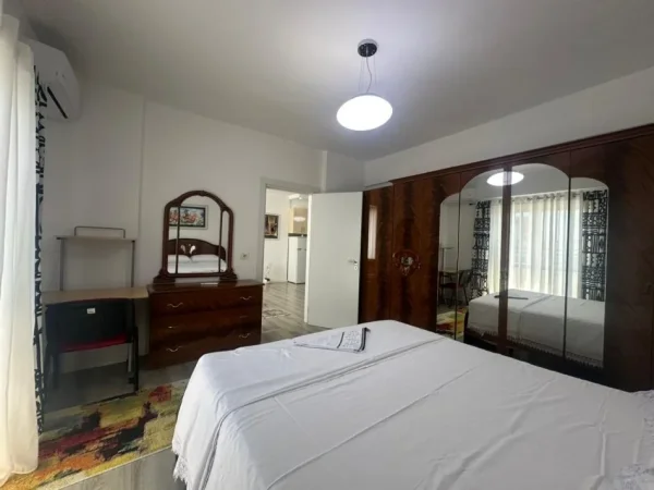 Tirane, jepet me qera apartament 2+1+Ballkon , 95 m² 700 € (Zog i Zi)